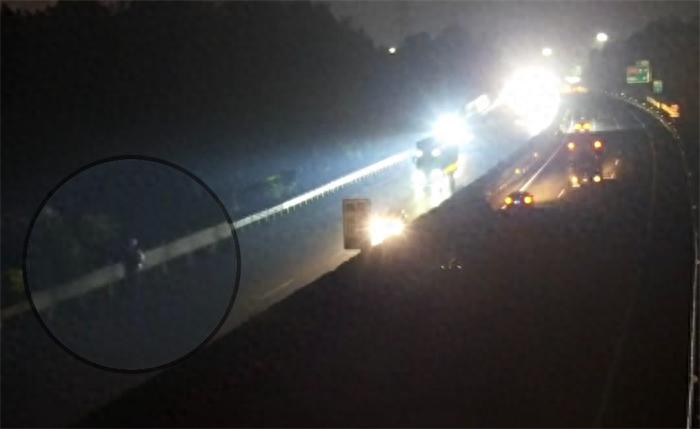 惊险！67岁老人深夜逆行走上高速，民警紧急救援，场面令人揪心  第1张