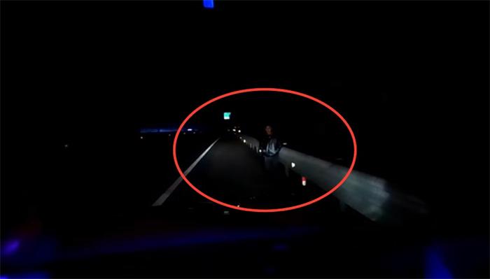惊险！67岁老人深夜逆行走上高速，民警紧急救援，场面令人揪心  第2张
