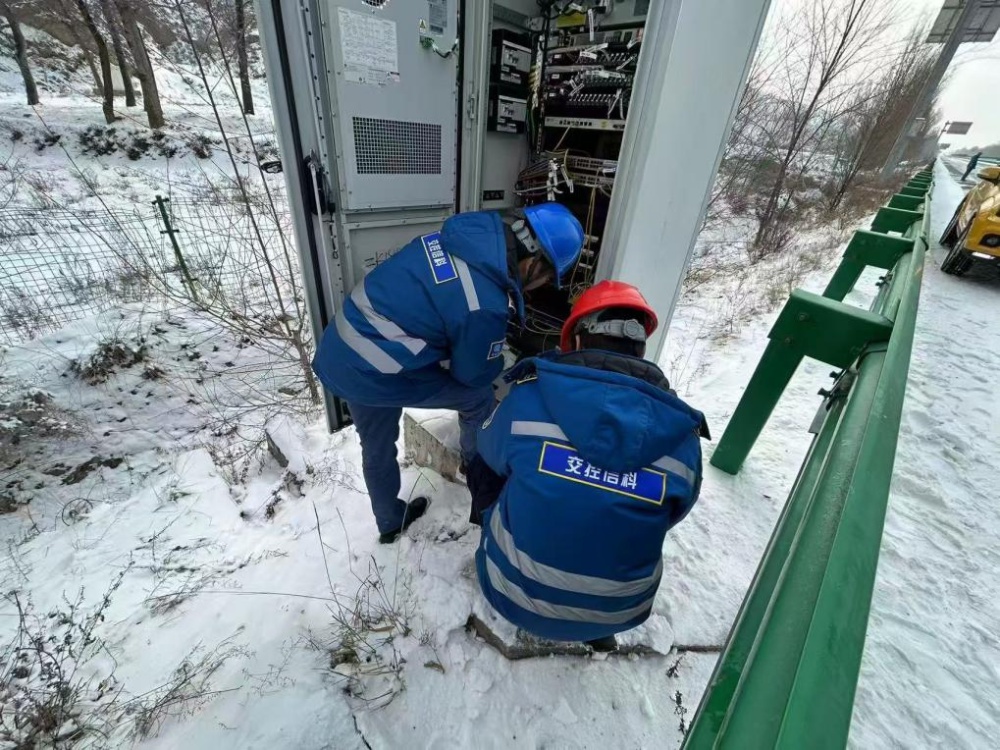 青海高速全力应对强降雪：除雪保畅，确保出行安全无忧  第3张
