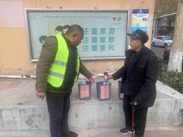 12月11日启明里社区惊现神秘垃圾收集箱，居民纷纷围观，真相竟是  第1张