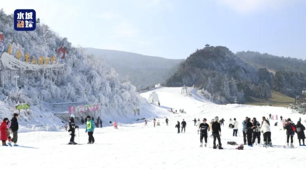 12月10日深夜，贵州首家高山滑雪场开启梦幻冰雪世界，雪上飞舞即将上演  第2张