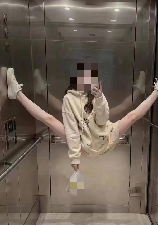 惊！女子电梯内劈V字马，AI生成还是真实拍摄？网友炸锅了  第2张