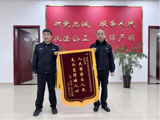 惊！快递小哥送来神秘包裹，打开后竟是鲜红锦旗，背后故事让人泪目  第1张