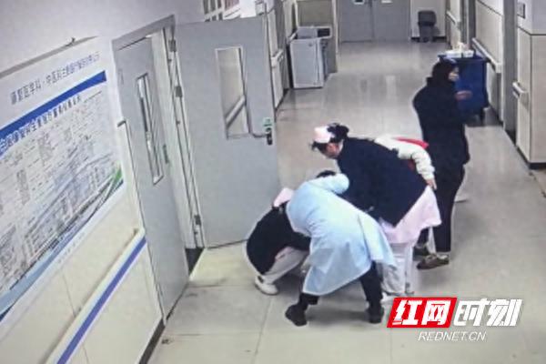 惊险1分钟！外卖小哥紧急呼救，医护人员用海姆立克急救法救回2岁幼儿