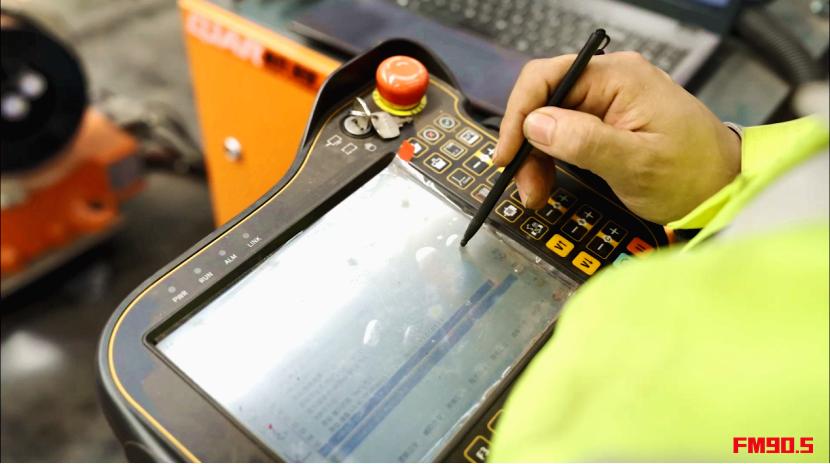 揭秘：高速公路建设的秘密武器，智能化生产线如何颠覆传统模式？  第2张