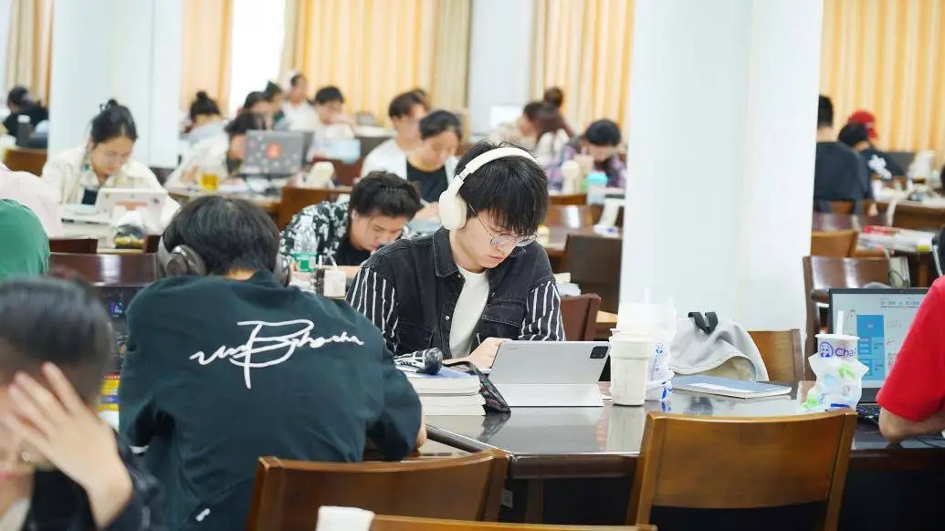 图书馆里的奇遇记：流浪汉、怪异男子与热恋情侣的秘密生活  第1张