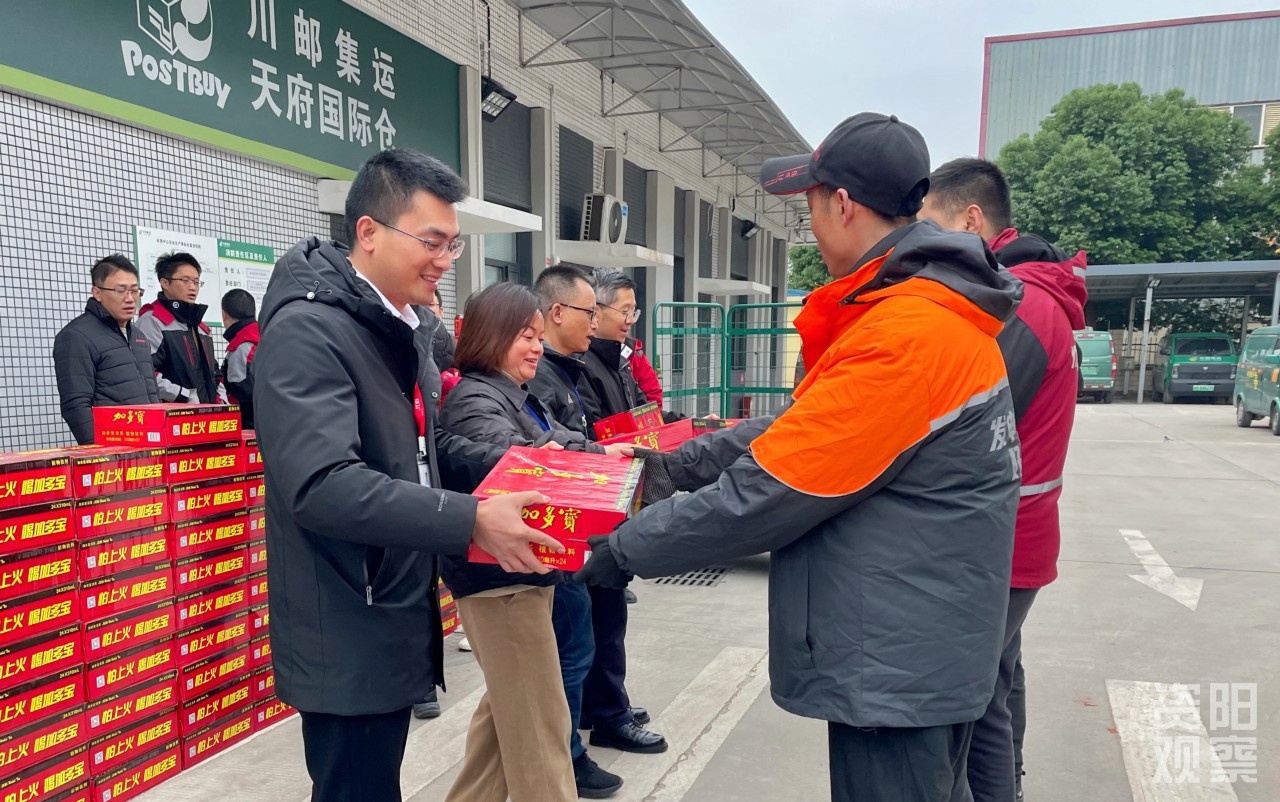 双十二快递高峰，120份慰问品温暖快递员心，小蜜蜂精神再燃  第2张