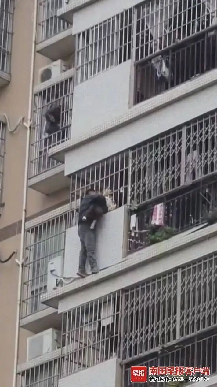 惊险！广西幼童命悬一线，市民徒手攀爬9楼救人，生死瞬间震撼人心  第3张