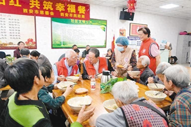 重阳节西安市慈善会慰问活动，200 多名老人收到万元慰问金和万元物资  第1张