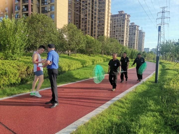 嘉善县综合执法局惠民中队开展涉犬专项治理行动，守护校园安全  第1张