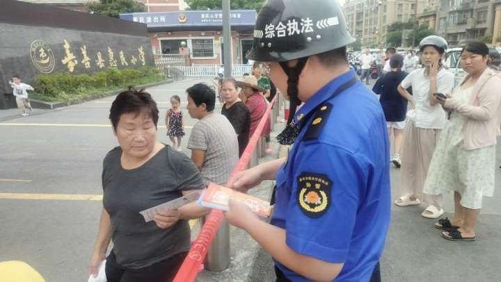 嘉善县综合执法局惠民中队开展涉犬专项治理行动，守护校园安全  第2张