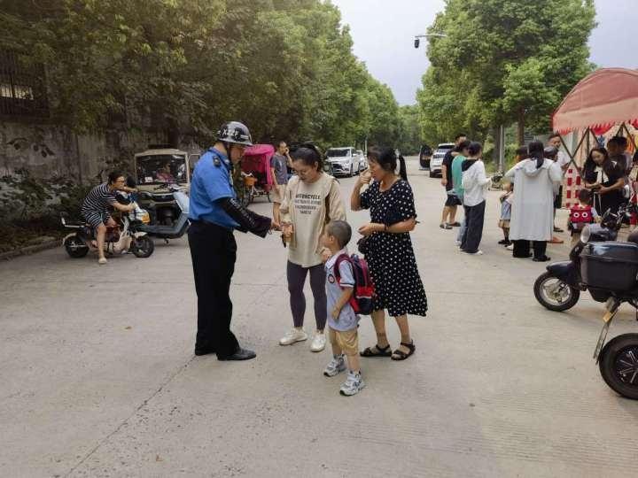 嘉善县综合执法局惠民中队开展涉犬专项治理行动，守护校园安全  第3张