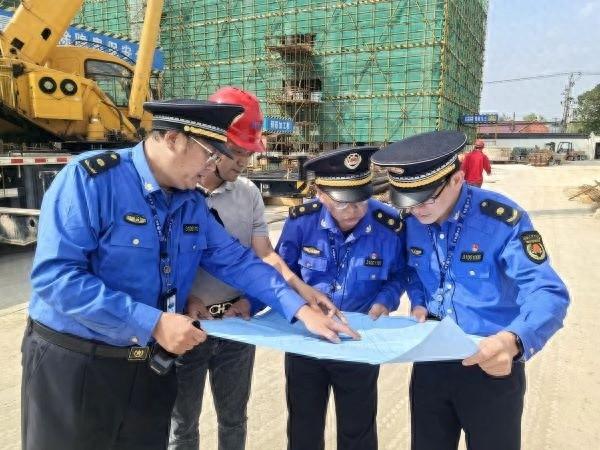迎进博，城管执法总队开展生态环保、市容环境专项执法行动  第1张