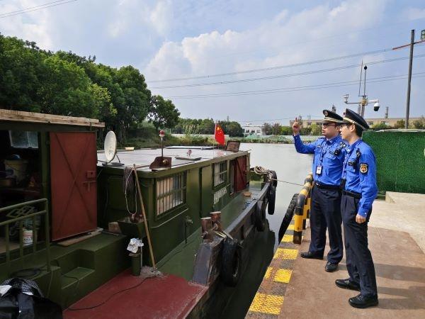 迎进博，城管执法总队开展生态环保、市容环境专项执法行动  第2张