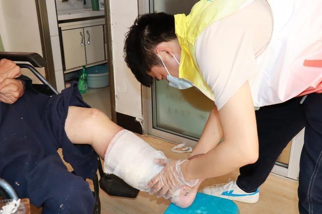 74 岁爷爷左腿溃烂疼痛难忍,医生一招让他重获希望 第2张 74 岁爷爷左腿溃烂疼痛难忍,医生一招让他重获希望 第2张
