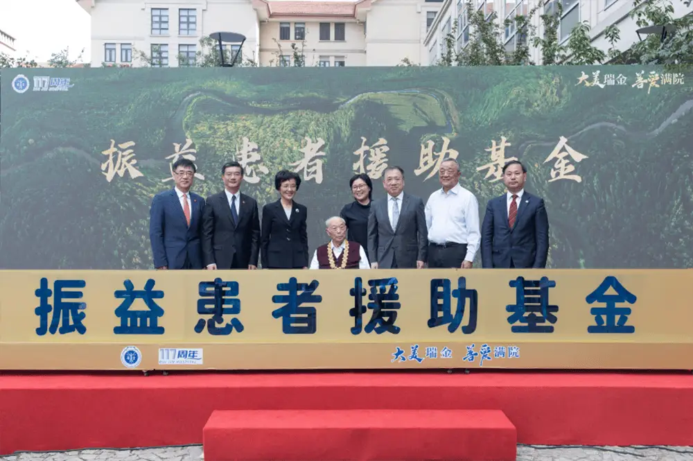 100 岁的他，刚获国家最高荣誉，仍在为病人努力  第1张