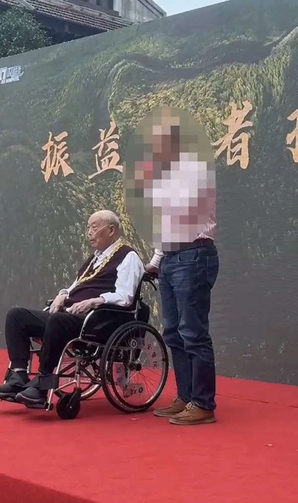 100 岁的他，刚获国家最高荣誉，仍在为病人努力  第2张
