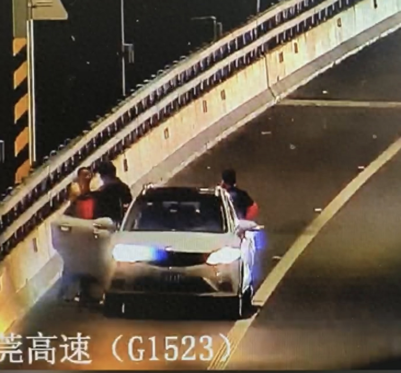 惊！醉酒乘客弄脏车，司机竟在高速应急车道停车，后果不堪设想  第1张