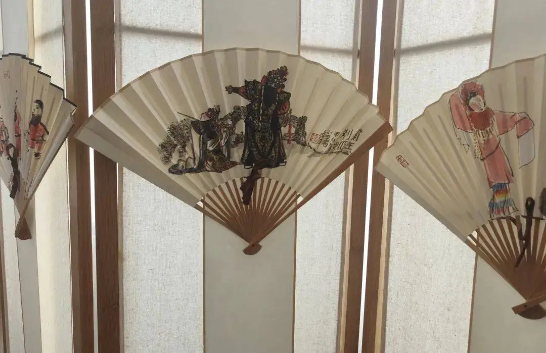 10 月 11 日重阳节，中国戏曲人物画研究会将戏画主题水墨扇面带进敬老院，你知道吗？  第1张