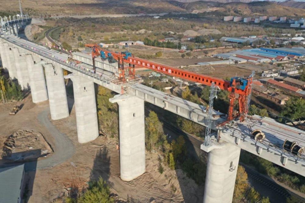 943.31 公里的集通铁路全线 T 梁架设施工顺利完成，你知道它有多重要吗？  第1张