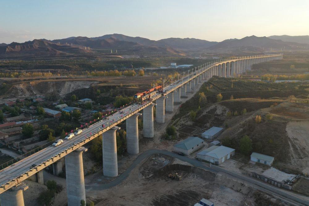 943.31 公里的集通铁路全线 T 梁架设施工顺利完成，你知道它有多重要吗？  第2张