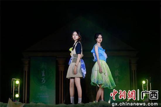 广西这所高校学生用塑料袋打造绝美时装秀  第2张