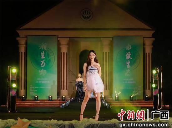 广西这所高校学生用塑料袋打造绝美时装秀  第3张