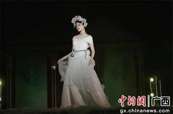 广西这所高校学生用塑料袋打造绝美时装秀  第4张