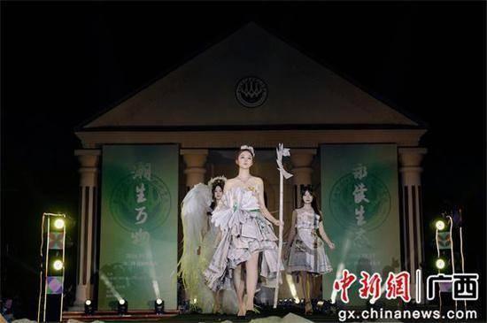 广西这所高校学生用塑料袋打造绝美时装秀  第5张