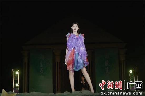 广西这所高校学生用塑料袋打造绝美时装秀  第7张