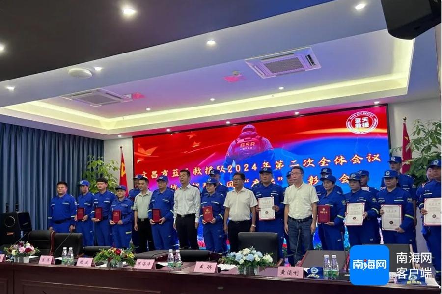 17 级超强台风摩羯重创文昌，28 名蓝天救援队队员无畏艰难、冲锋在前，坚守第一线  第3张