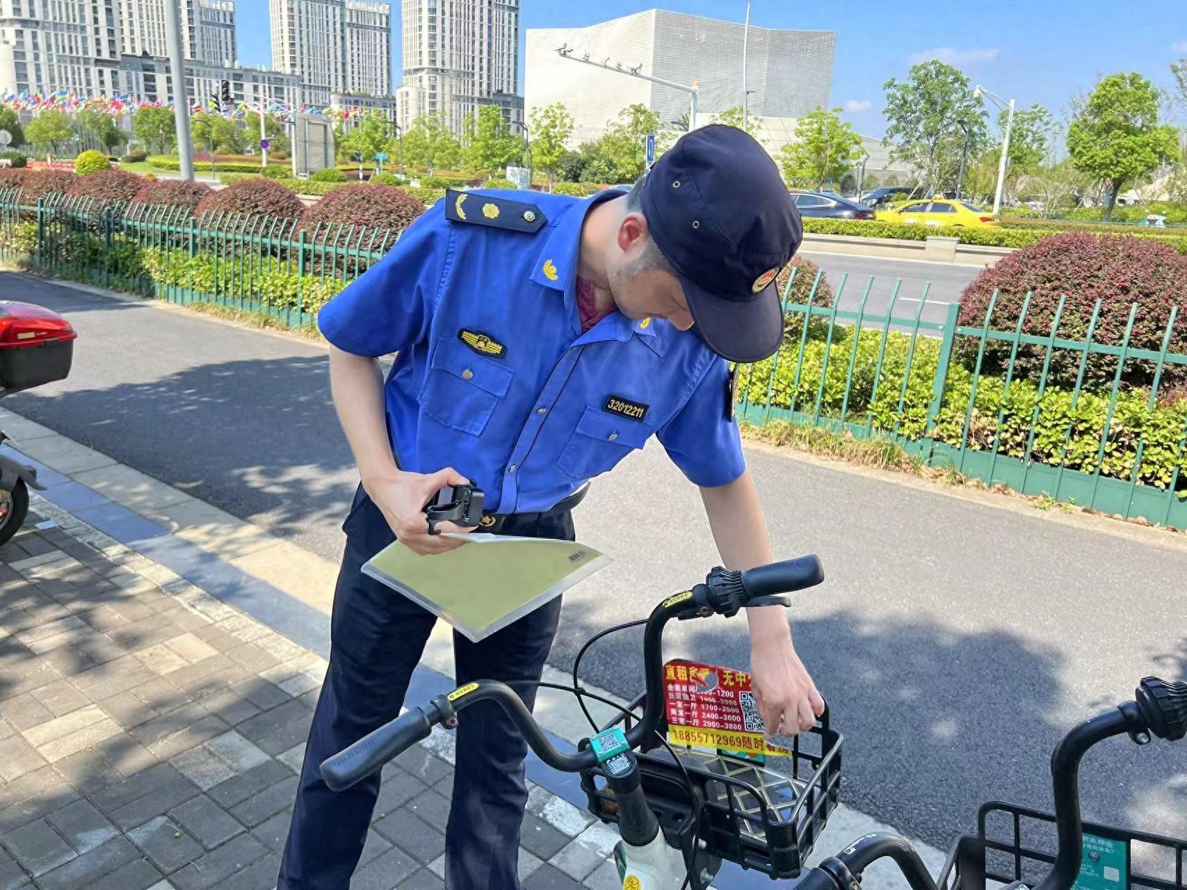 建邺区城管大队多部门联合，多措并举整治三乱现象，还城市一片整洁  第1张