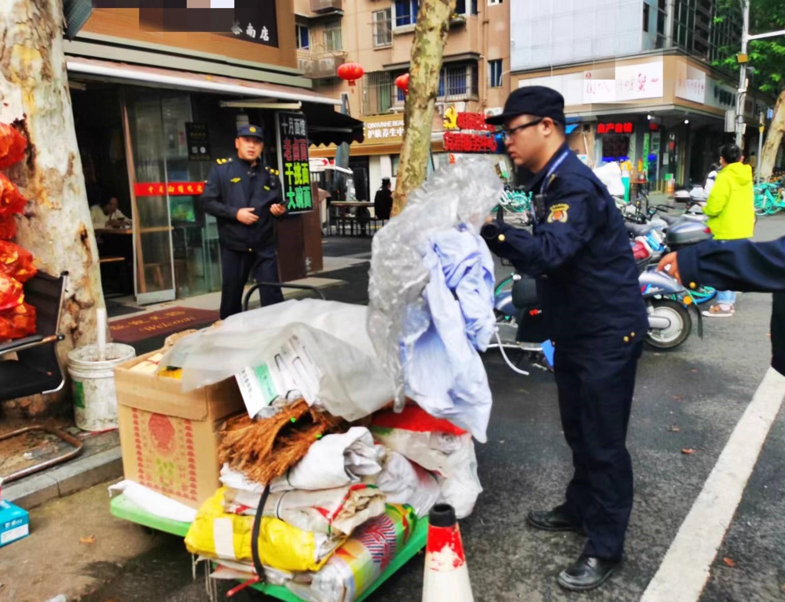 建邺区城管大队多部门联合，多措并举整治三乱现象，还城市一片整洁  第2张