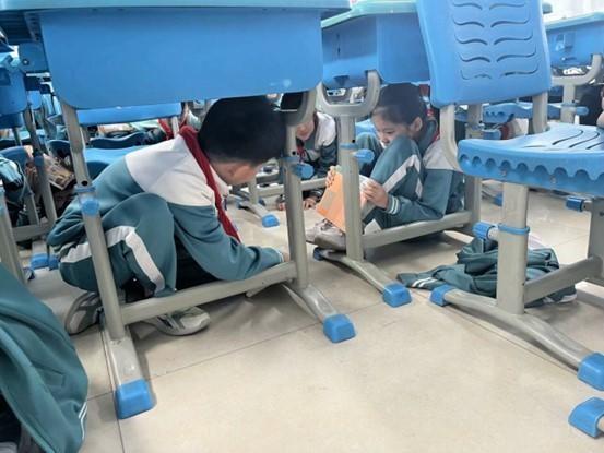 全校师生齐演练，防震减灾保安全  第2张