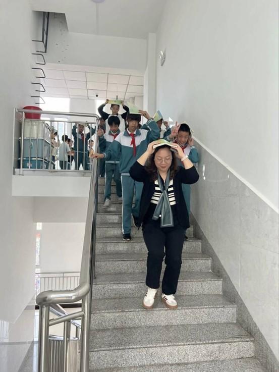 全校师生齐演练，防震减灾保安全  第4张