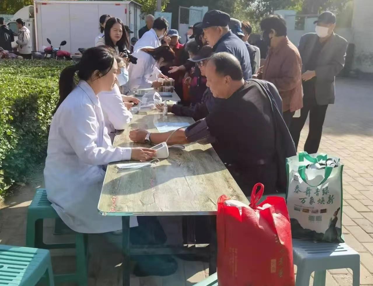 重阳节防范养老领域非法集资宣传教育活动：关爱老人，远离非法集资陷阱  第3张