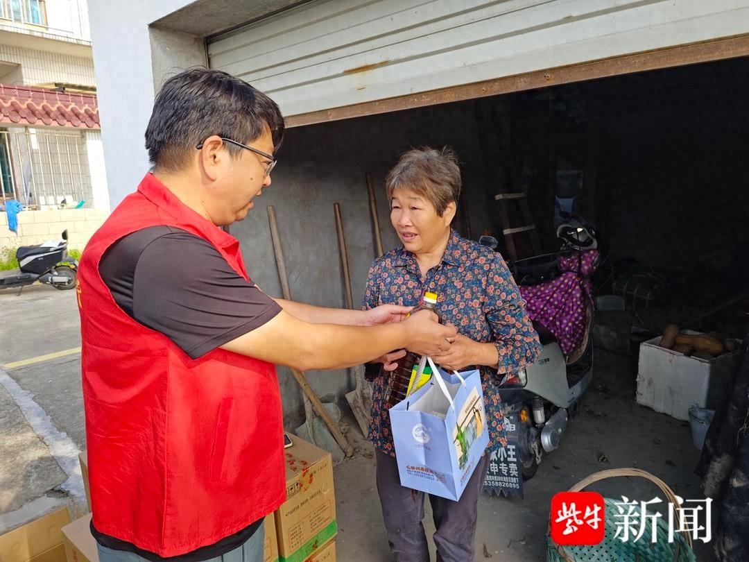 重阳节活动精彩纷呈！碧溪街道龙桥村老人巧手制香囊，共度美好时光  第1张