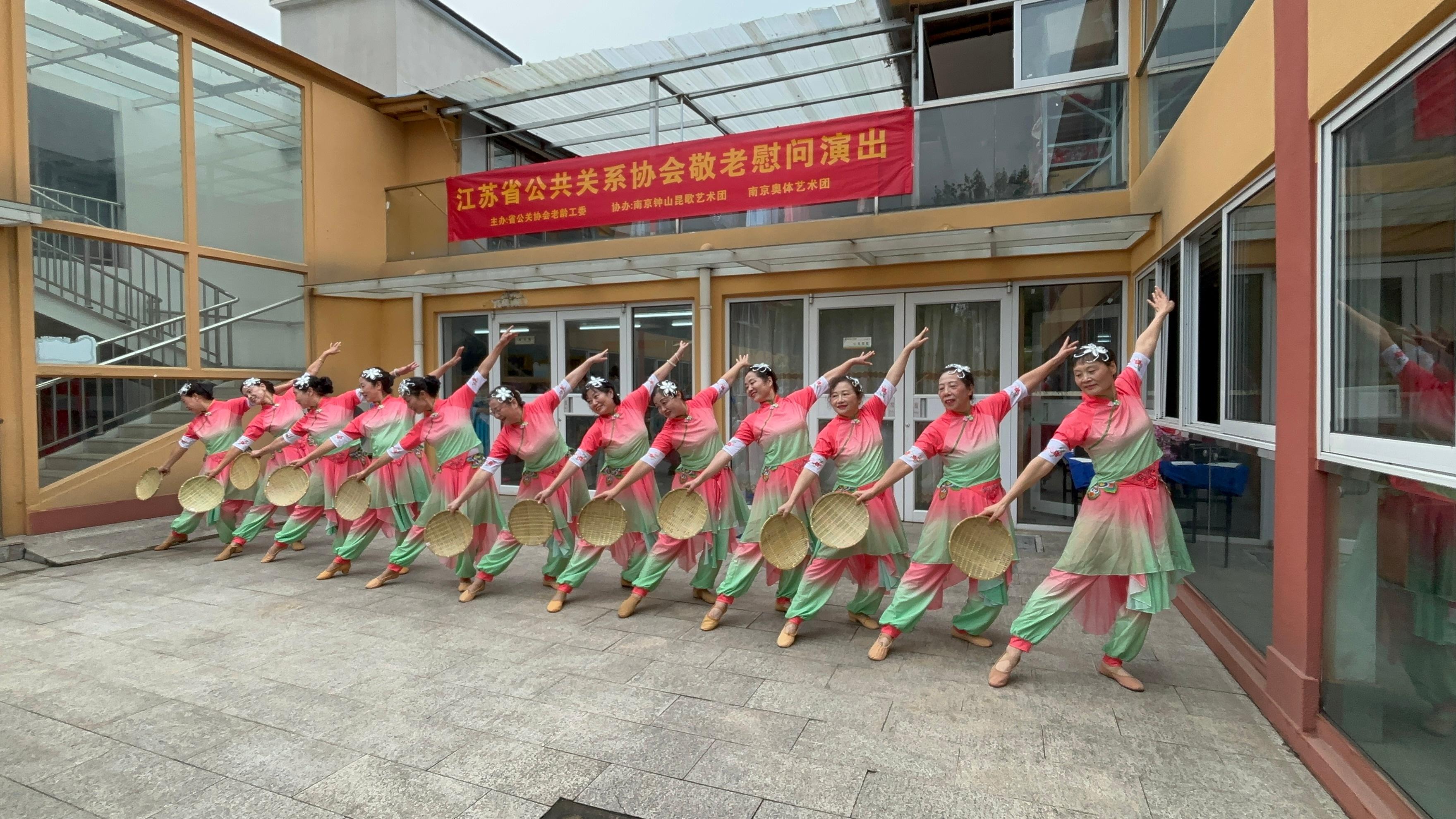 敬老慰问演出精彩纷呈，传统文化与活力歌舞让老人沉浸其中  第2张