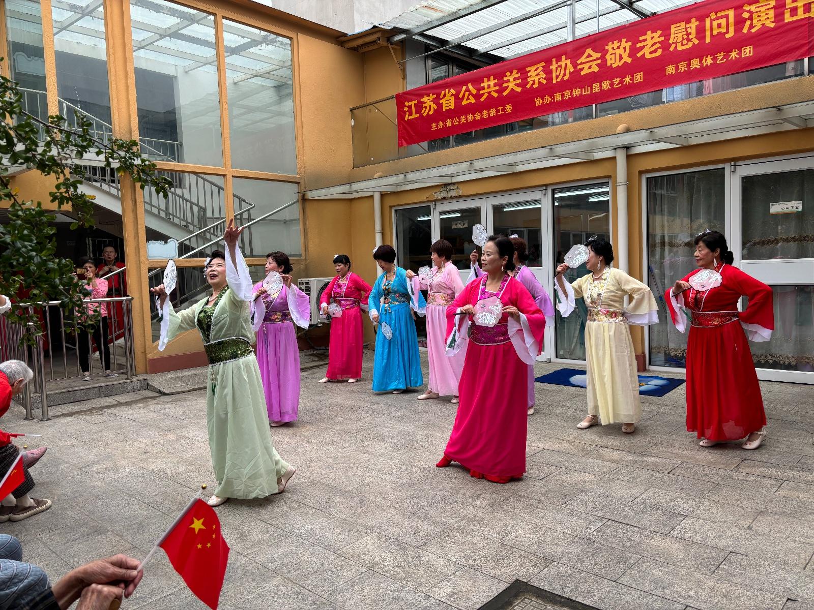 敬老慰问演出精彩纷呈，传统文化与活力歌舞让老人沉浸其中  第3张