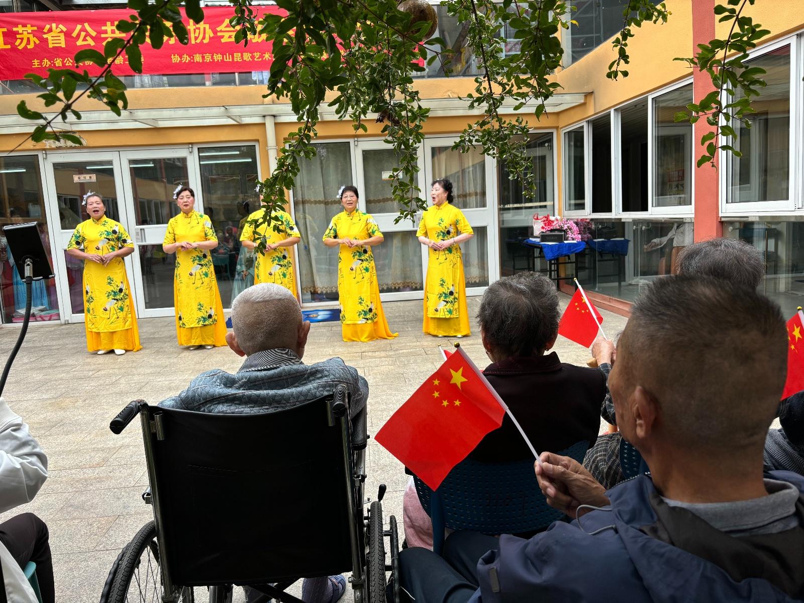 敬老慰问演出精彩纷呈，传统文化与活力歌舞让老人沉浸其中  第4张