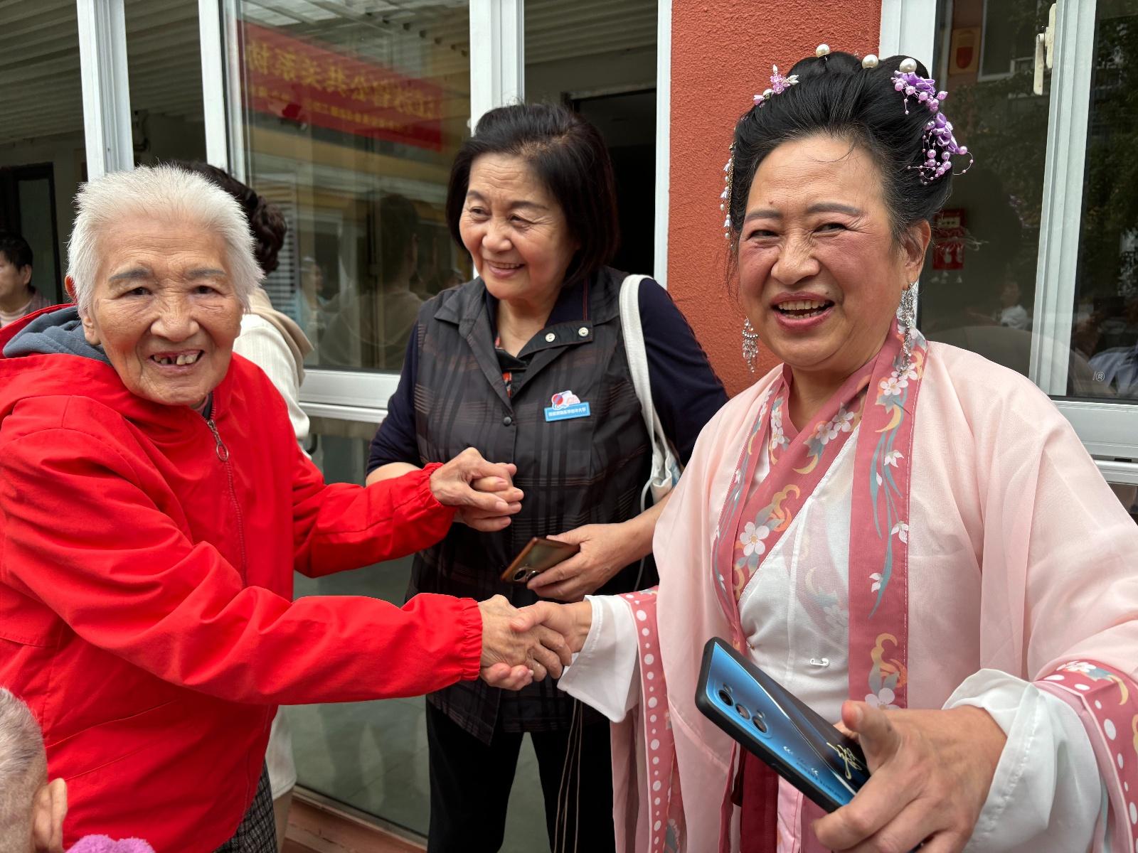 敬老慰问演出精彩纷呈，传统文化与活力歌舞让老人沉浸其中  第5张