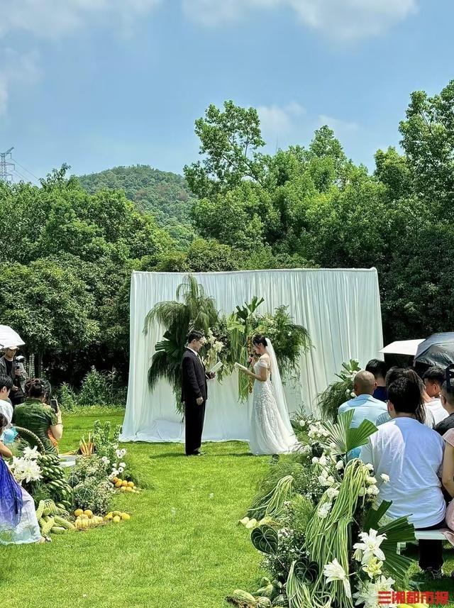 提前 20 天拍晨袍照，只为婚礼当天睡个好觉？年轻人整顿婚礼操作引热议  第2张