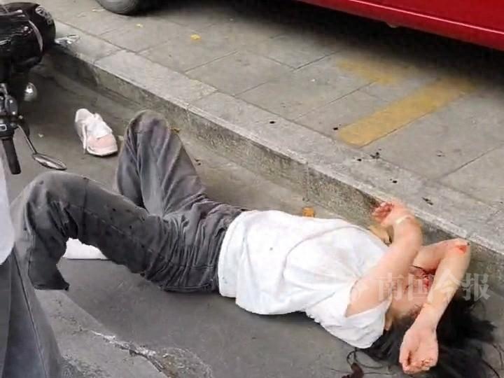 高校女生骑车不慎摔倒，一家三口果断伸出援手，结局太暖心  第1张