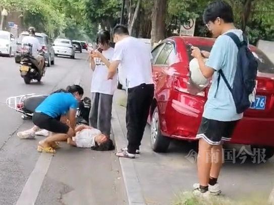 高校女生骑车不慎摔倒，一家三口果断伸出援手，结局太暖心  第2张