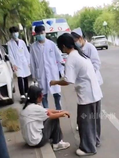 高校女生骑车不慎摔倒，一家三口果断伸出援手，结局太暖心  第3张