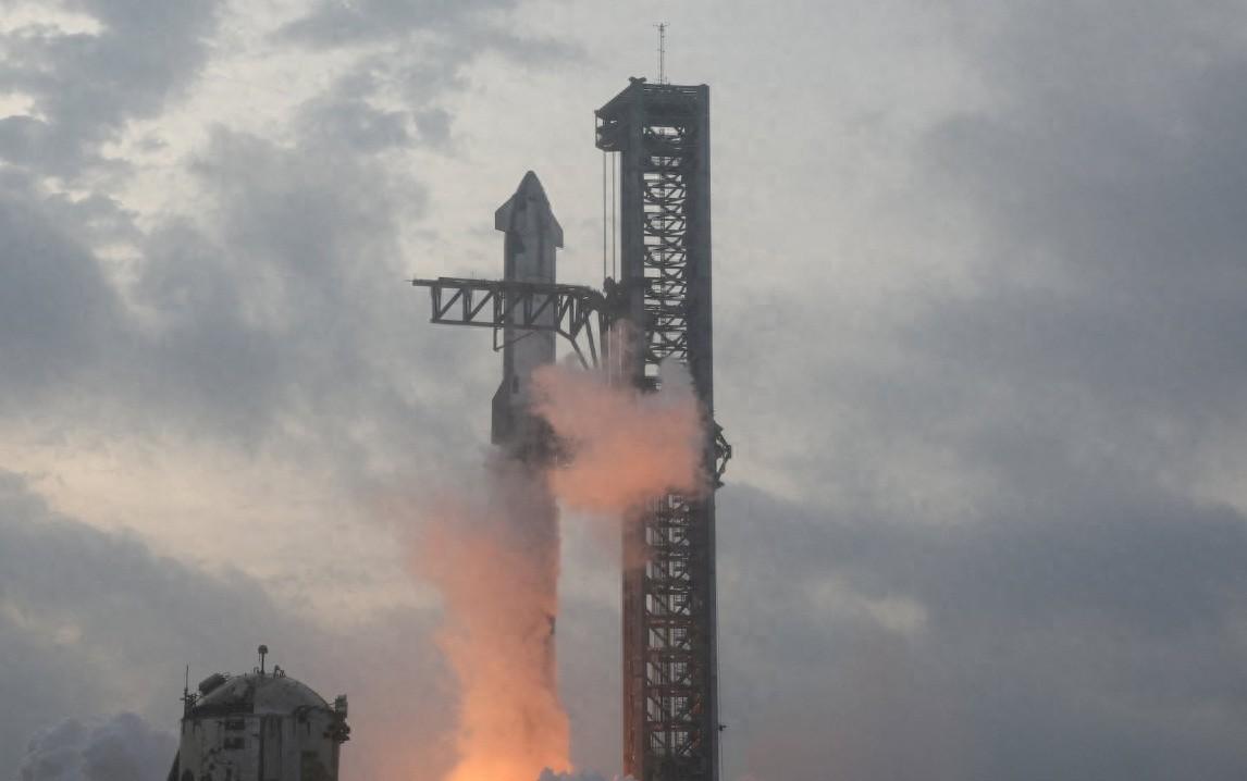 SpaceX 星舰飞船完成首次助推器回收，人类移民火星更近一步