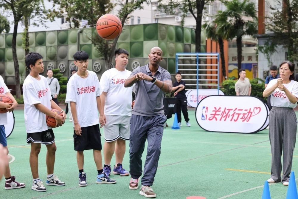 00 后小将 24+14 力压美职篮传奇球星，勇夺 MVP  第5张