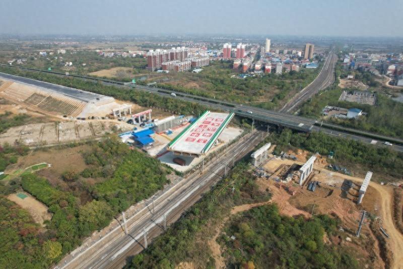 11000 吨！京港澳改扩建工程上跨京广铁路立交桥成功转体，双向 8 车道不是梦  第1张