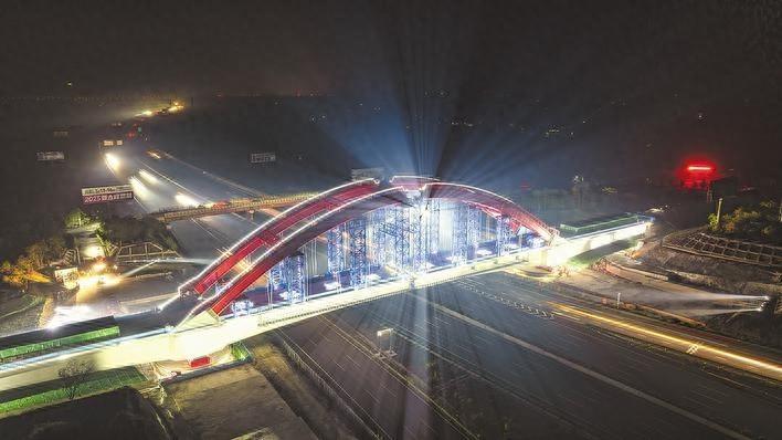 世界首例！万吨连续梁 T 构成功转体，巢马城际铁路建设取得重大进展  第1张
