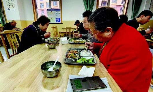 大城街道社区食堂圈粉老年朋友，饭菜可口还能理疗康养  第2张